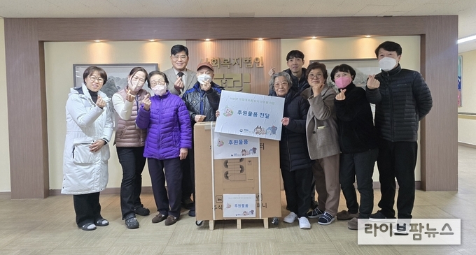 산림청 국립수목원은 12일 정월대보름을 맞아 포천시 소재 ‘효담양로원’을 방문해 어르신들에게 위문품을 전달하고 안부를 물으며 따뜻한 나눔의 시간을 가졌다.