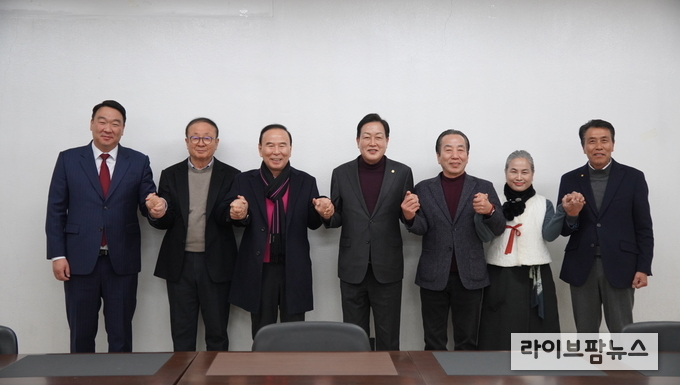 한국농축산연합회 운영위원들은 14일 오전 축산회관 회의실에서 국회 농림축산식품해양수산위원회 소속 국민의힘 의원들과 간담회를 갖고, 여야 협치를 통한 농정현안 해결을 건의했다.