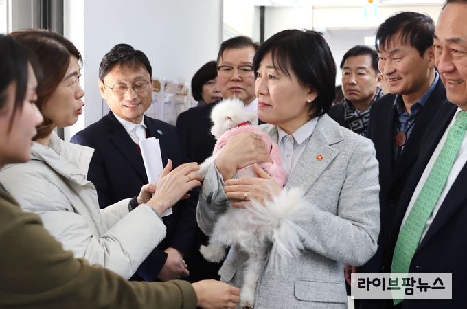 19일 경기도 여주시 소재 반려동물 테마공간 반려마루에서 개최된 “지속 가능한 농업·농촌 성장모델 구축” 현장 간담회에서 송미령 장관은 “지속 가능한 농업·농촌 성장모델을 구축할 수 있도록 적극적인 현장소통을 통해 국민의 눈높이에서 정책을 추진해 나갈 것”이라고 말했다.