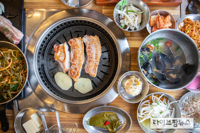 삼겹살 소비 성향은 연령별로 차이를 보였고, 삽겹살 원산지는 수입산에 비해 한돈 삼겹살을 크게 선호하는 것으로 조사됐다.