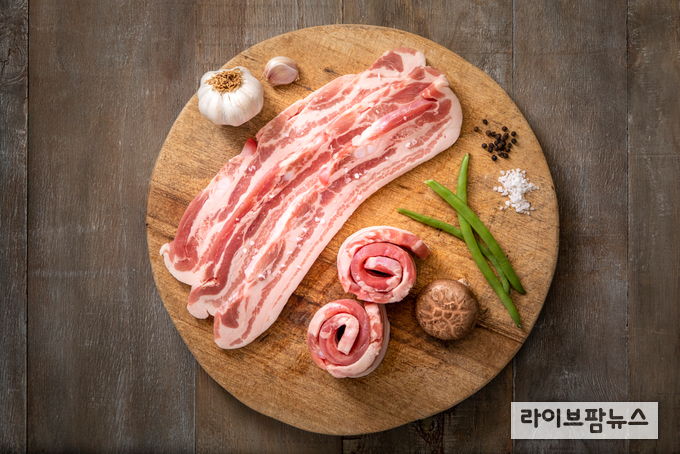 우리 국민이 선호하는 돼지고기 부위는 삼겹살, 목살, 갈비 순으로, 삼겹살은 살코기와 비계가 적당히 있어 맛과 풍미가 뛰어나다.