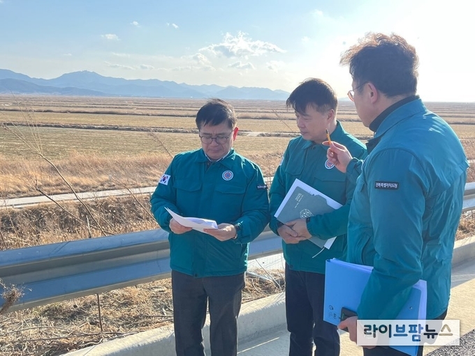 농림축산식품부 최정록 방역정책국장은 20일 전북 부안군 새만금지역 철새도래지와 김제시 가축 방역상황실을 방문하여 고병원성 조류인플루엔자 방역 관리 상황을 점검했다.