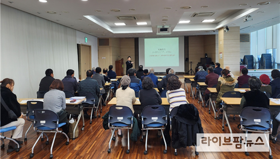 축산물품질평가원 정연복지원장이 치악산한우 개량연구회원 대상 품질향상 교육을 하고 있다.