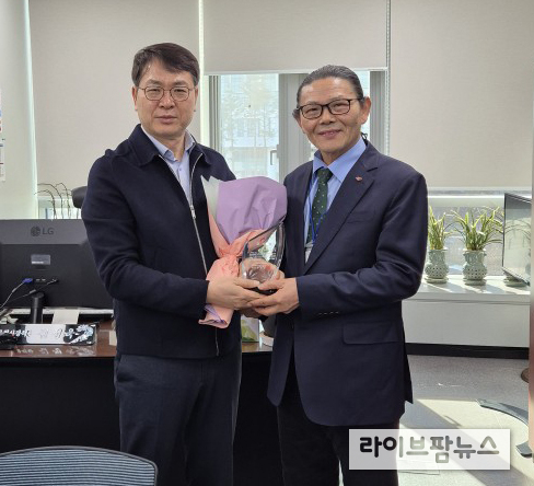 (사)한국토종닭협회는 지난 20일 농식품부 김정욱 농식품혁신정책관을 만나 토종닭 산업 발전에 기여한 공로를 인정하여 감사패를 전달했다.