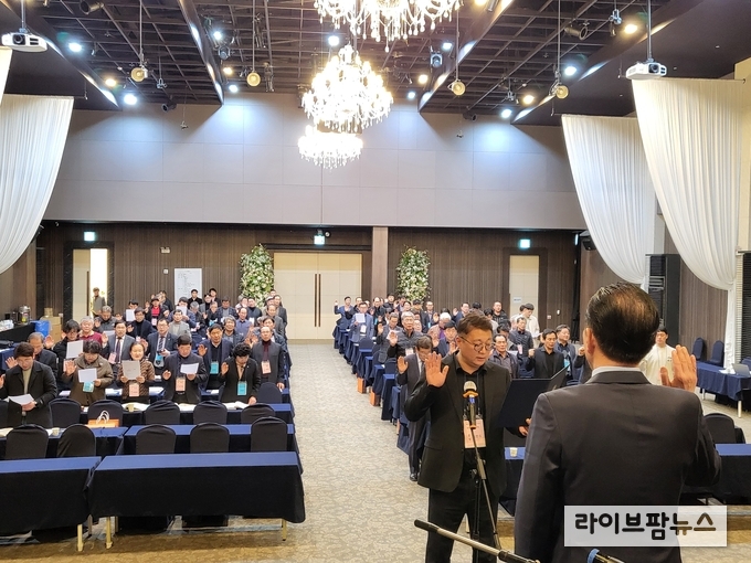 이날 협회 대의원들은 정부에 낙농육우산업의 특단대책 마련을 촉구하는 결의를 포함해 4개항의 결의문을 채택했다.