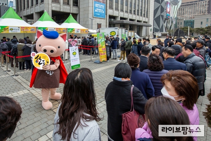 2025 삼겹살데이 기념 한돈 특판 행사장을 찾은 시민들 2025 한돈 삼겹살데이 한돈 특판 행사장에 구매행렬이 이어지고 있다.