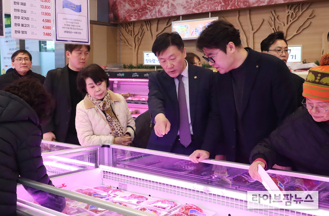 박범수 농림축산식품부 차관은 5일 오후, 단기 비육 한우고기를 시범 판매하는 서울 양재동 소재 농협 하나로마트를 방문했다.