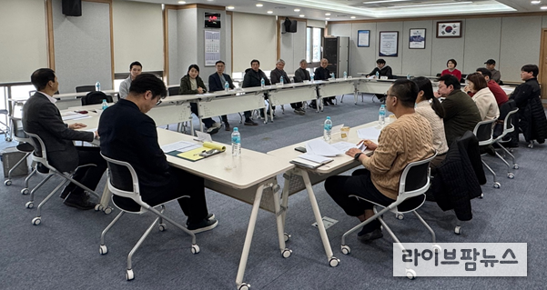 지난 27일 축산물품질평가원 회의실에서 진행된 유통간담회에 참석한 양봉 업계 관계자들이 등급 꿀 유통 활성화 방안에 대한 논의를 하고 있다.