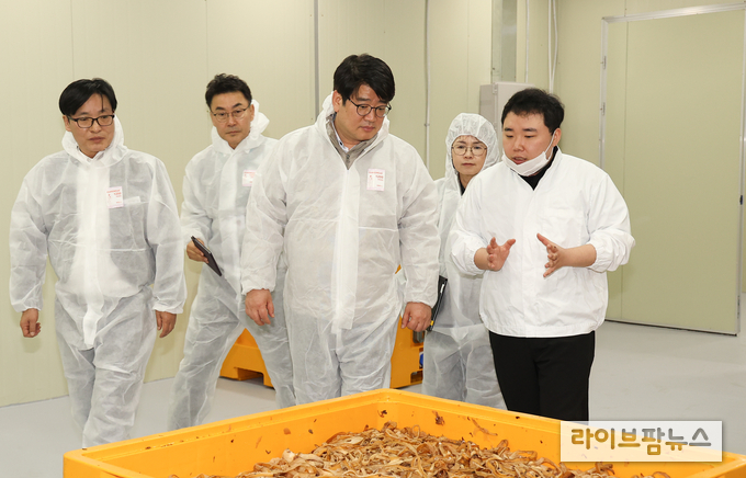 <strong>배 부산물 활용 친환경 소재 사업화 현장 방문</strong><br>
권재한 농촌진흥청장은 10일 충남 아산시에서 배 '석세포' 분리 기술을 이전 받아 양산에 성공한 업체를 방문해 기술 이전 성과를 살펴봤다. <사진제공= 농촌진흥청>