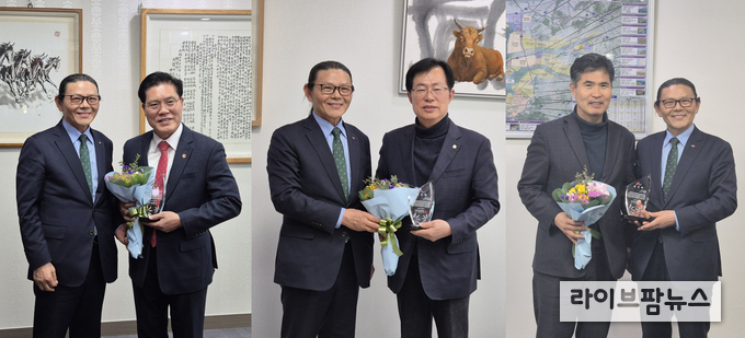 한국토종닭협회는 지난 11일, 축산업 발전과 토종닭 산업 진흥에 기여한 공로를 인정해 송석준의원, 이만희의원, 이원택의원에게 감사패를 전달했다.<사진 왼쪽부터>