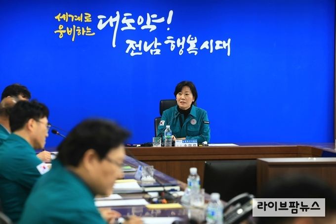 송미령 농림축산식품부 장관은 17일 전남도청 가축방역 상황실을 방문해 전라남도의 구제역 방역관리 상황을 점검했다.