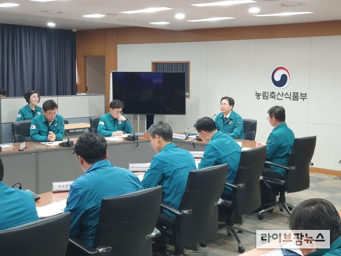 아프리카돼지열병 중앙사고수습본부는 16일 경기도 양주시 소재 돼지농장(6,000여 마리 사육)에서 아프리카돼지열병이 확진됨에 따라 17일 관계부처와 지자체가 참여하는 중수본 회의를 개최하고 발생 상황과 방역 대책을 점검했다.