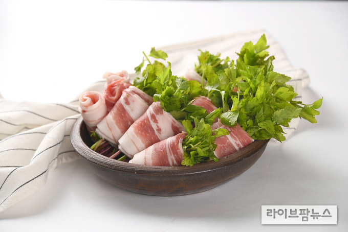 국산 돼지고기 한돈은 비타민과 미네랄이 함유된 고단백 식품으로, 식이섬유가 풍부한 미나리와 곁들이면 환절기 면역체계 강화에 도움이 될 수 있다.