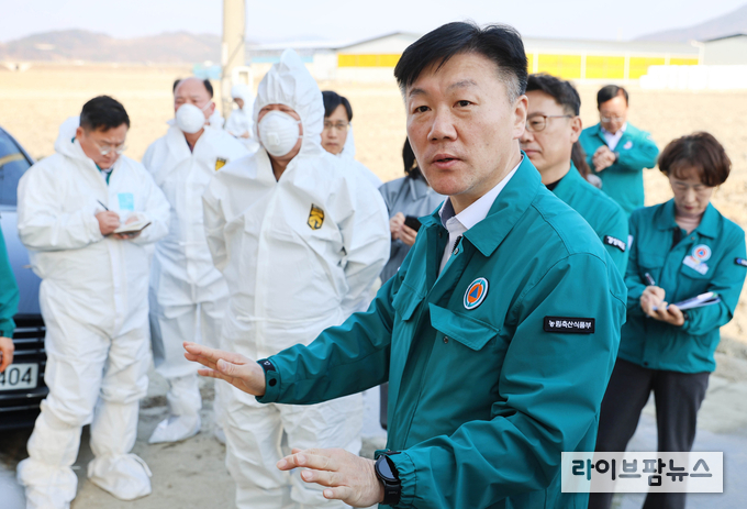 박범수 농림축산식품부 차관은 20일 경북도 상주시 가축방역 상황실을 방문해 경상북도의 구제역 방역관리 상황과 상주시 관내 한우농가 긴급 백신접종 상황을 점검을 했다. 이자리에서 박범수 차관은 “구제역은 확산이 매우 빠른 가축질병으로 경상북도는 특히, 소와 염소 사육이 많아 백신접종이 미흡했던 농장을 중심으로 발생 우려가 있기 때문에 신속한 백신접종과 철저한 소독 등 차단방역으로 구제역이 유입되지 않도록 총력을 다해 줄 것”을 강조했다.