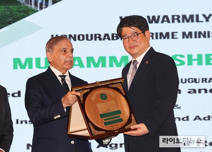 기념패 받는 권재한 총장.