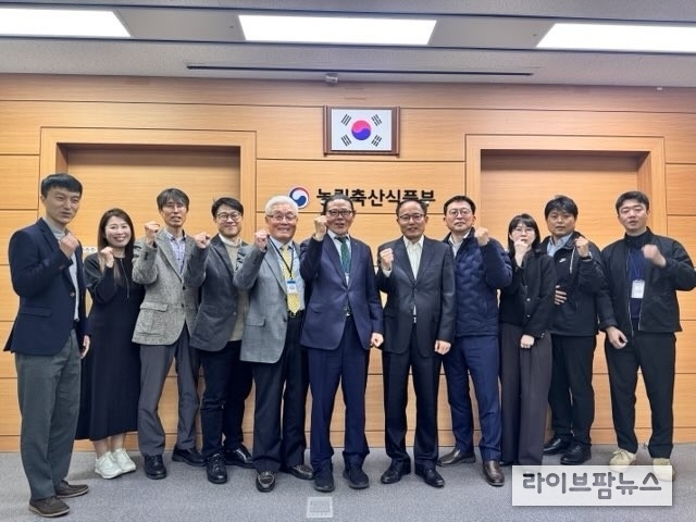농림축산식품부는 지난 25일 농림축산식품부 중회의실에서 토종닭 산업 발전을 위한 분과회의를 개최했다. 사진 왼쪽부터 농촌진흥청 가금연구센터 허강녕 연구관, 농촌진흥청 가축개량평가과 박미나 연구관, 박병호 과장, 농촌진흥청 가금연구센터 지상윤 센터장, (사)한국토종닭협회 이상진 토종닭인정위원장, (사)한국토종닭협회 문정진 회장, 농림축산식품부 축산정책관 안용덕, 축산경영과장 이연섭, 축산경영과 신소연 사무관, (사)한국토종닭협회 김영준 부장, 정성효 과장.