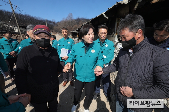 송미령 장관은 30일 오전, 경북 의성군 산불 피해 축산농장을 찾아 이번 대규모 산불로 인한 농업 분야 피해와 응급 복구 추진 상황 등을 점검했다.