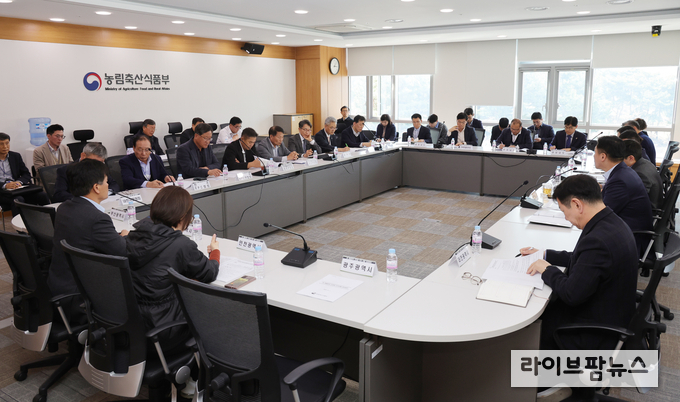 농림축산식품부는 1일 박범수 차관 주재로 벼 재배면적 조정제 추진상황 점검회의를 개최했다.