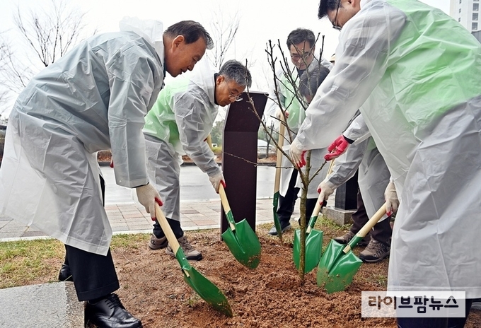 한국농수산식품유통공사는 5일 수원 농수산식품유통교육원에서 제80회 식목일을 맞아 ‘나라꽃 무궁화 심기 캠페인’을 전개하며 무궁화 심기 행사를 가졌다. 한국농수산식품유통공사 홍문표 사장(왼쪽 1번째)