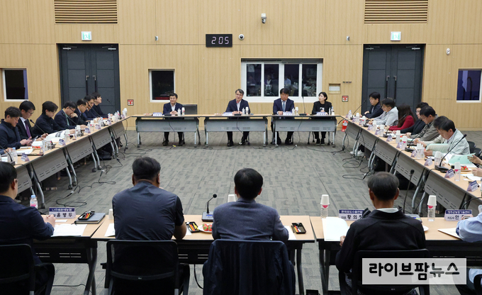 농촌진흥청은 11일 본청 국제회의장에서 도 농업기술원, 시군농업기술센터, 수출단지 대표 농가 등 관계자 30여 명이 참석한 가운데 ‘프리미엄 수출단지 기술지원 첫 기획 회의(킥오프)’를 개최했다.