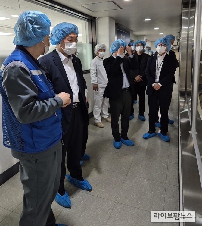 박범수 농림축산식품부 차관은 11일, 가공식품 물가안정을 위한 협력 방안을 논의하고자 유제품과 음료를 생산하는 매일유업 평택공장을 방문했다.