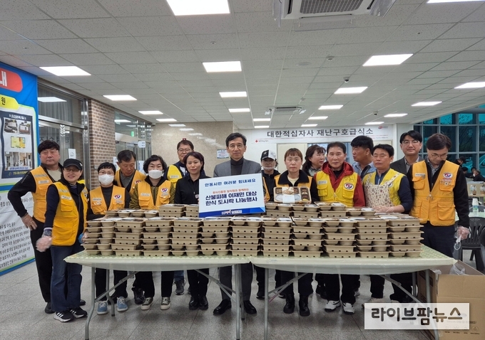<strong>한식진흥원 임직원과 함께하는 산불 피해 이재민 대상 한식 도시락 나눔 행사 모습</strong><br>
가운데 기준 한식진흥원 전해웅 사무총장, 왼쪽 안동시 김민정 관광과장, 오른쪽 대한적십자사봉사회 안동시협의회 임윤분 회장.