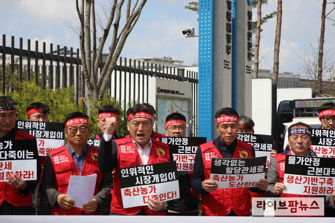 손세희 축단협 회장은 “정부는 물가안정을 명분으로 또 다시 돼지고기 원료육과 계란가공품 등 수입 축산물에 대한 할당관세 정책을 추진하고 있다”며 “이는 국내 축산업을 희생양 삼아 수입 유통업계의 이익만을 챙기겠다는 선언과 다름없다”고 강력하게 비판했다.