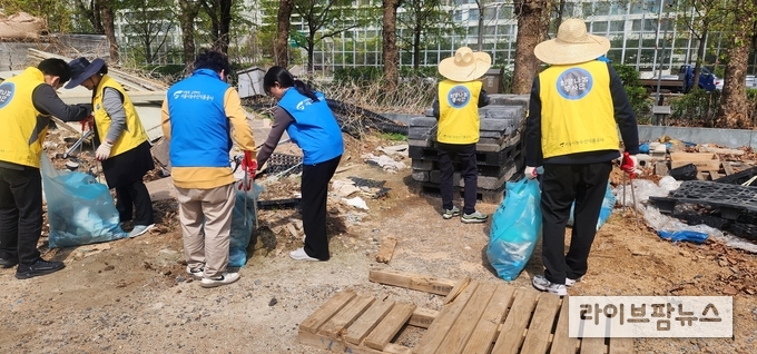 서울시농수산식품공사는 지난 17일, 서울 송파구 가락시장 일대에서 친환경 사회공헌활동의 일환으로 ‘가락시장 한 바퀴 플로깅(Plogging)’ 행사를 진행했다.