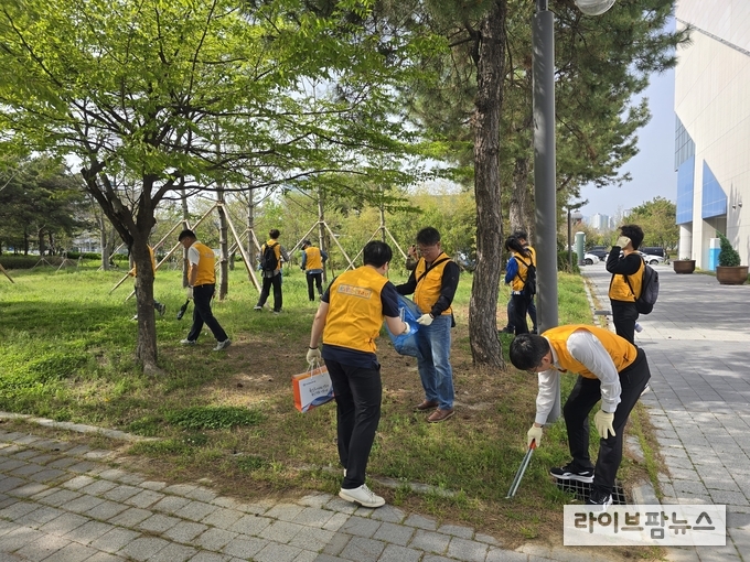 축산물품질평가원 광주전남지원은 지난 17일 광주북구종합체육관 내 공원에서 ‘플러깅’을 실시했다.