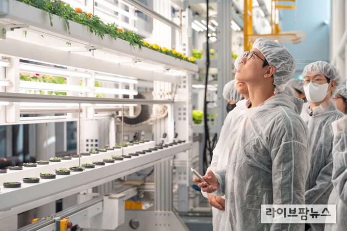 국립농업박물관은 수원농생명과학고등학교와 협력해 어린이들이 스마트농업을 배우고 체험할 수 있는 ‘어린이 대상 미래농업 체험 교실’을 5월부터 11월까지 총 30회 운영한다.