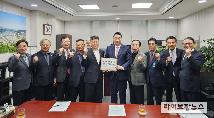 축산관련단체협의회(회장 손세희)는 지난 4월 22일 국회 농림축산식품해양수산위원회 간사 국민의힘 정희용 의원을 만나 제21대 대통령 선거 공약 요구사항을 공식 전달했다.