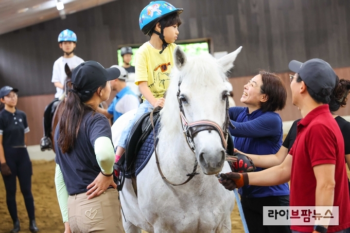 한국마사회는 ‘제14회 말산업 국가자격시험(3급) 필기시험’ 응시원서를 23일부터 5월 2일 오후 5시까지 접수한다. 말산업 국가자격시험은 말산업 전문인력 양성을 위한 공인 자격제도로, ‘말조련사’, ‘장제사’, ‘재활승마지도사’ 총 3개 분야다. 사진은 사진은 가족 재활승마 강습 모습.