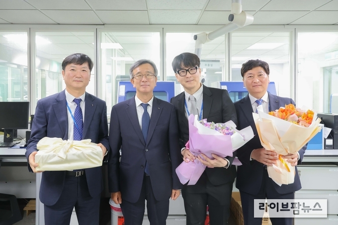 말 DNA검사 시약 해외 수출 관련 칭찬간담회 직후 기념 사진.(왼쪽부터 유준동 소장, 정기환 회장, 최대하 과장, 강신욱 부장)