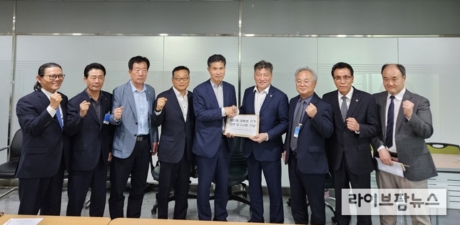 축산관련단체협의회(회장 손세희)는 지난 4월 24일 국회 농림축산식품해양수산위원회 간사 더불어민주당 이원택 의원을 만나 제21대 대통령 선거 공약 요구사항을 공식 전달했다.