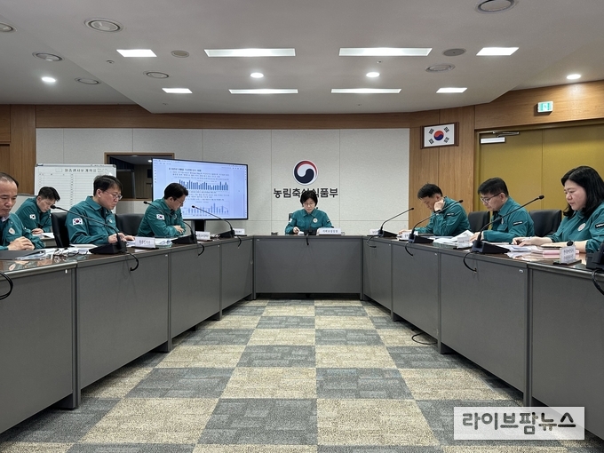 농림축산식품부는 14일 농업재해대책상황실에서 태풍, 호우 등 여름철 재해에 대비한 농업분야 예방대책 점검회의를 개최했다.