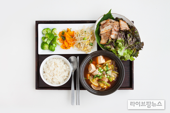 평소 식단에서 한돈 100g만 섭취해도 비타민 B1(티아민)의 하루 권장량 80%를 충족할 수 있다.