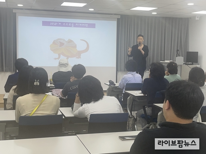 서울시농수산식품공사가 운영하는 가락몰 도서관의 대표 문화 프로그램 ‘월간 인문학’이 시민들의 꾸준한 관심 속에 세 번째 강연을 마쳤다.