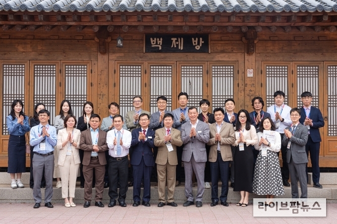 한국식품안전관리인증원은 공주시와 18일부터 27일까지 10일간 베트남 식품안전 관련 정부 및 연구기관 소속 공무원 7명을 초청해 ‘베트남 수출입식품 안전관리 연수사업’을 운영했다.