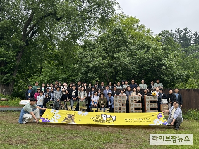 산림청 국립수목원은 20일, 경기도 포천시에 위치한 국립수목원 종합연구동 및 광릉숲 일대에서 야생벌 보호와 생물다양성 보전을 주제로 민관 공동행사를 개최했다. 사진은 비하우징 설치 모습.