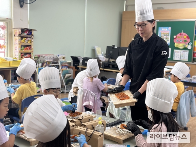 산림청과 한국임업진흥원이 공공급식 내 임산물 소비를 활성화하기 위해 추진한 ‘숲푸드 Day’ 행사가 지난 5월 성황리에 마무리됐다. 사진은 쿠킹클래스 모습.