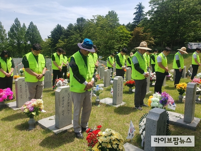 가축위생방역지원본부는 제70회 현충일을 하루 앞둔 지난 5일, 대전광역시 소재 국립대전현충원을 방문하여 순국선열과 호국영령을 기리는 헌화 및 추모의 시간을 가졌다. 추모 행사 이후, 임직원들은 묘역 헌화와 비석닦기 등 묘역 환경 정비 봉사활동도 함께 진행했다.