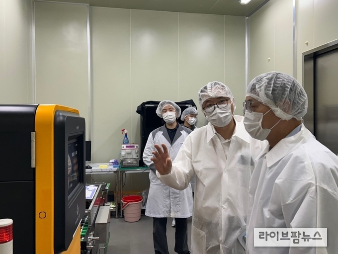 축산물품질평가원 박병홍 원장(가장 오른쪽)이 계란 품질 평가 장비(에그 스캔) 시연을 지켜보고 있다.