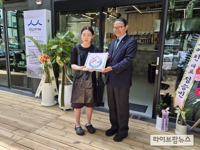 한국토종닭협회는 지난 5일, 경기도 고양시 일산 동구에 위치한 ‘서대문 평양옥 일산점’을 164번째 한닭 인증점으로 신규 지정했다.