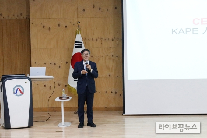축산물품질평가원 박병홍 원장이 5일 전 직원 공감 달모임에서 ‘기관장이 전하는 일하는 원칙’이라는 주제로 강연하고 있다.