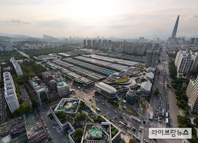 서울시농수산식품공사는 국내 최초·최대 공영도매시장인 가락시장의 개장 40주년을 맞아 14일 오전 10시, 가락시장 북문 인근 특설무대 및 행사장에서 시민과 유통인 모두가 참여하는 ‘개장 40주년 기념 시민·유통인 대축제’를 개최한다.