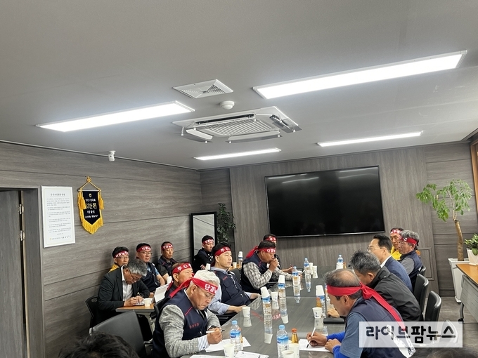전국한우협회 대구경북도지회는 농협의 사룟값과 도축수수료 연이은 인상에 강력 반발하며 10일 농협 고령축산물공판장을 방문, 대책 마련을 촉구했다.