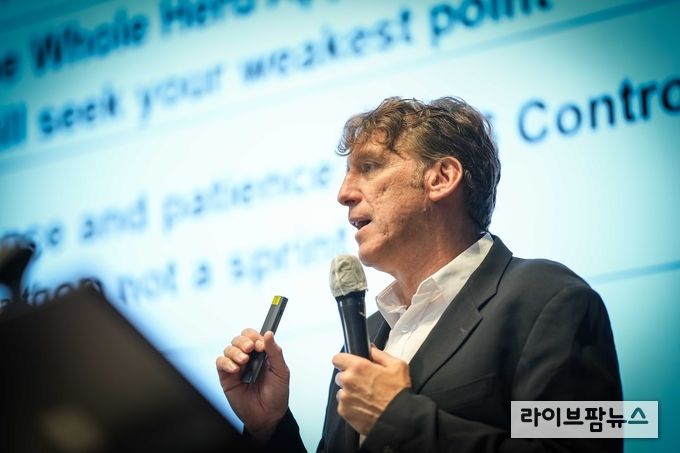 현장에 참석한 참가자들은 올리버 박사와의 질의응답 세션을 통해 PRRS의 글로벌 동향 및 최신지견을 논의하는 열 띈 토론을 이어갔다.