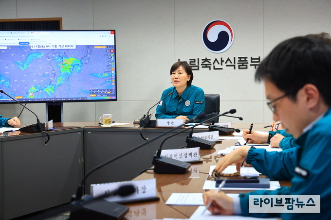 12일 농림축산식품부는 장관 주재로 유관기관 및 17개 시·도와 장마 대비 추진상황 점검회의를 개최하고 각 관계기관과 지방자치단체의 주요 농업시설에 대한 피해예방 대책을 점검했다.