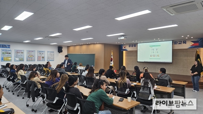 한국농어촌공사는 13일, 전남 나주배원예농협 대회의실에서 외국인 계절 근로자의 언어 장벽 해소와 안전사고 예방을 위해 ‘한국어 교육 프로그램’을 운영했다.