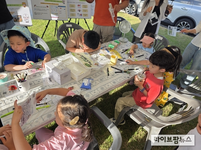 아이들이 곤충에 대한 흥미를 키우며 창의력을 발휘하는 ‘부채에 곤충 그림 그리기 체험’이 축산물품질평가원 충북지원 홍보관에서 진행되고 있다.